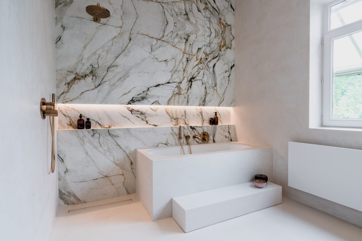Totale badkamer renovatie met marmeren accenten